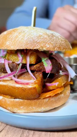 Sánguche de chicharrón con boniato y cebolla morada