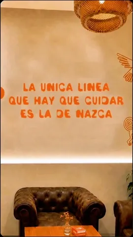 La pared de Nazca: «La única línea que hay que cuidar es la de Nazca», con un sillón Chester de cuero